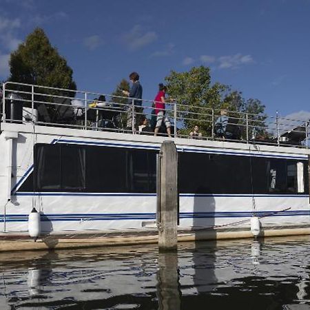 Отель Bluebird House-Boat Ист-Молси Экстерьер фото