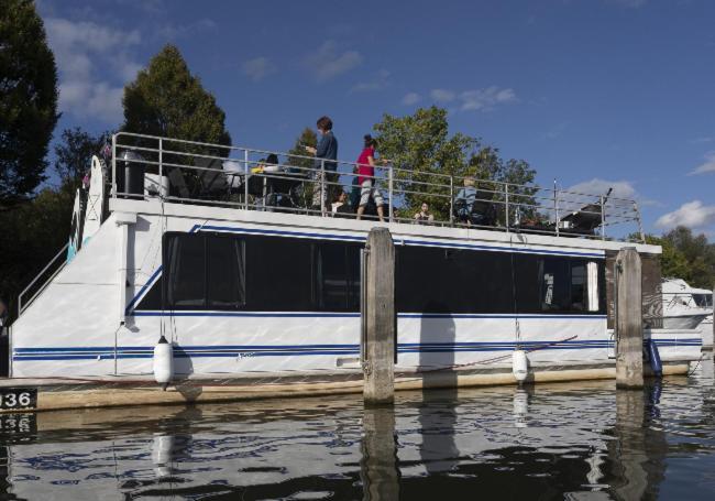 Отель Bluebird House-Boat Ист-Молси Экстерьер фото